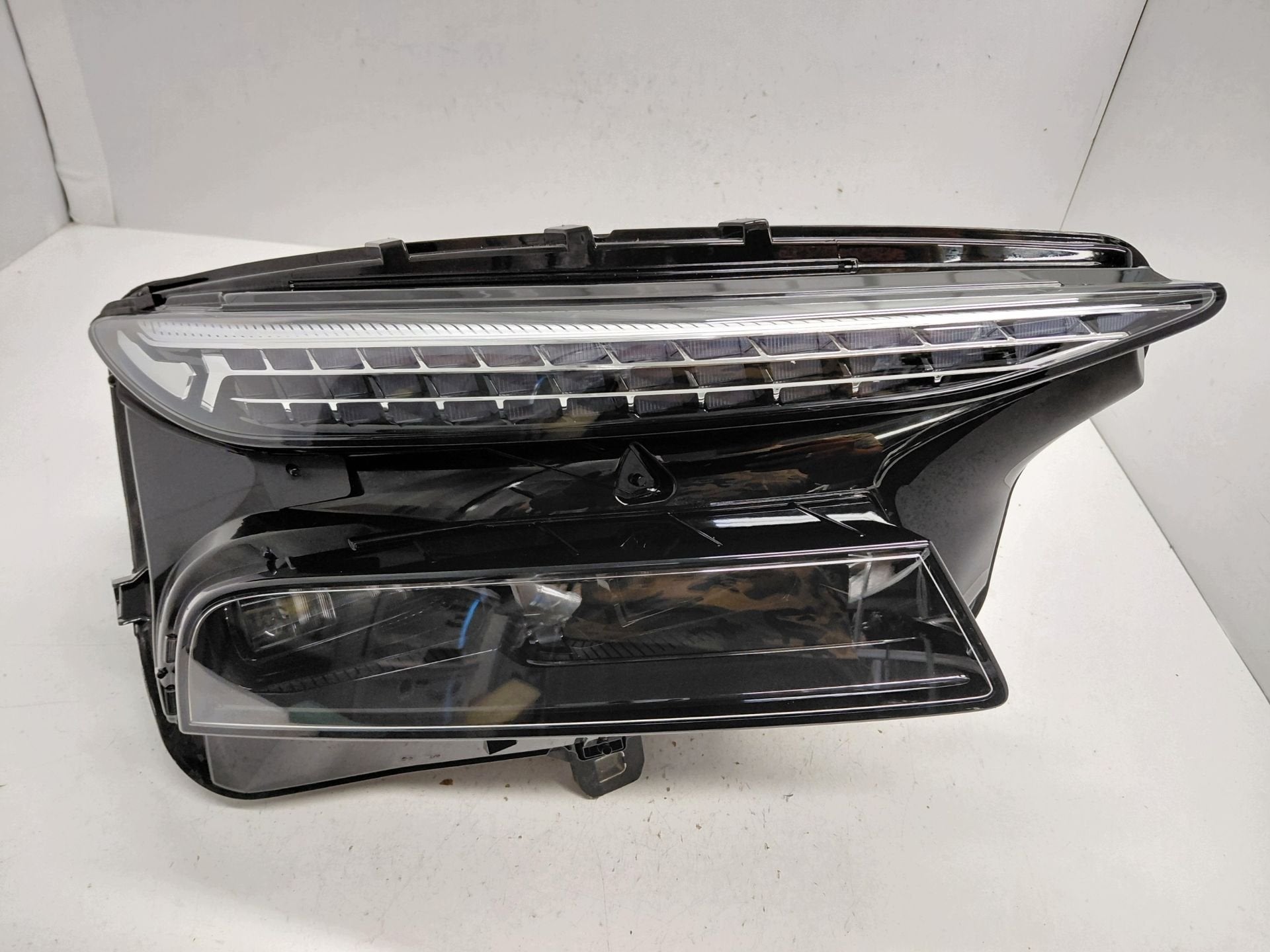 Phare de capot Audi A6 C9 E-Tron 85E.941.040.R, AUDI AG, Auto-Union-Strasse 1
85045  Ingolstadt, DE, Audi, Utilisé