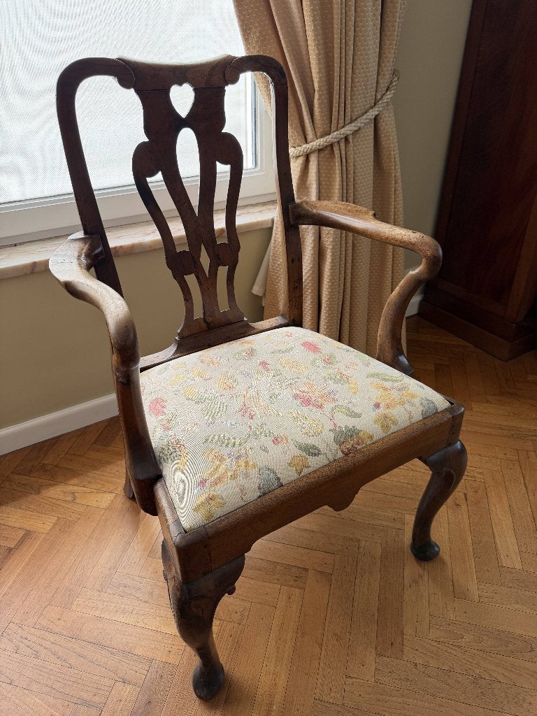 Fauteuil ancien de style Queen Anne en noyer, Enlèvement