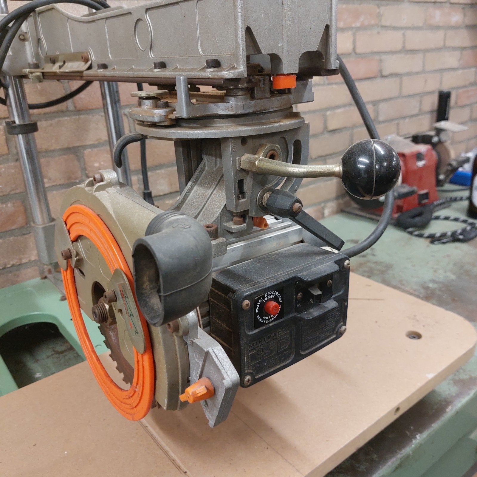 Scie à tronçonner et scie à onglet en une seule machine, Bricolage & Construction, Outillage | Scies mécaniques, Enlèvement, Comme neuf