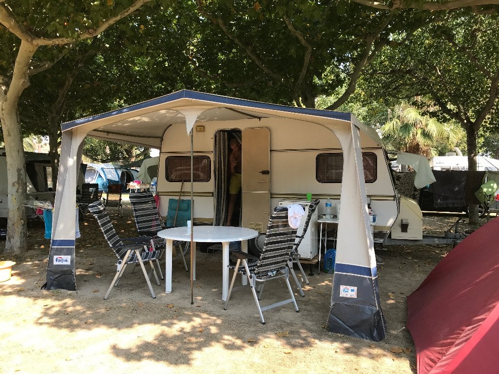 À vendre : Eriba Taiga 460 (construit en 1983), Caravanes & Camping, Caravanes, Particulier, jusqu'à 4, 750 - 1000 kg, Banquette en rond