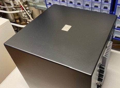 P12-300SB DF Subwoofer – Zwart Satijn (In Perfecte Staat), Autres marques, Subwoofer, Comme neuf, Enlèvement