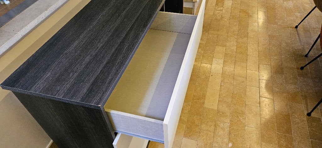 Buffet (marque Pfister - modèle Katanga), Maison & Meubles, 3 ou 4 tiroirs, 25 à 50 cm, Moins de 100 cm, Comme neuf