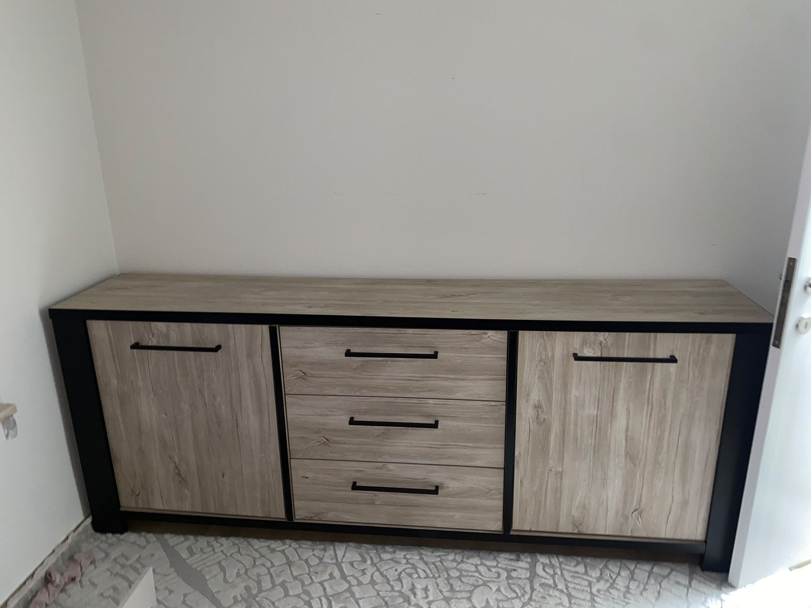 Mooi modern dressoir –eikenlook met zwart3 lades en 2 deuren, Enlèvement, Comme neuf, Industrieel