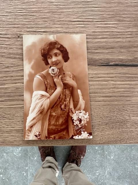 postkaart carte postale dame bloem made in France, Ophalen of Verzenden, Gelopen, Overige thema's