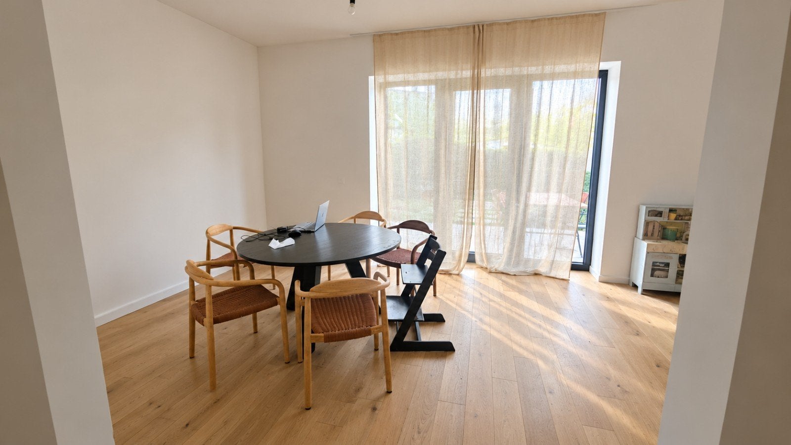 WOOOD Rhonda Eettafel - Eiken - Blacknight - Ø129 cm, Huis en Inrichting, Ophalen, Gebruikt, 100 tot 150 cm, Vijf personen of meer