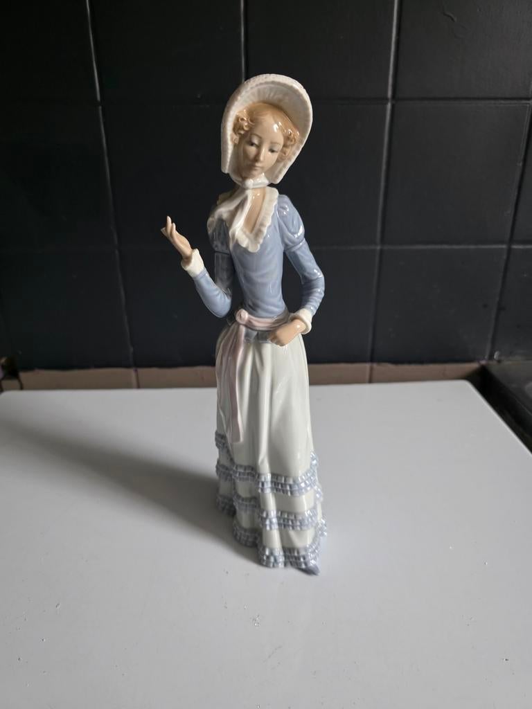Aranjuez. Little lady with parasol. Lladro. Salvador Debon, Enlèvement ou Envoi