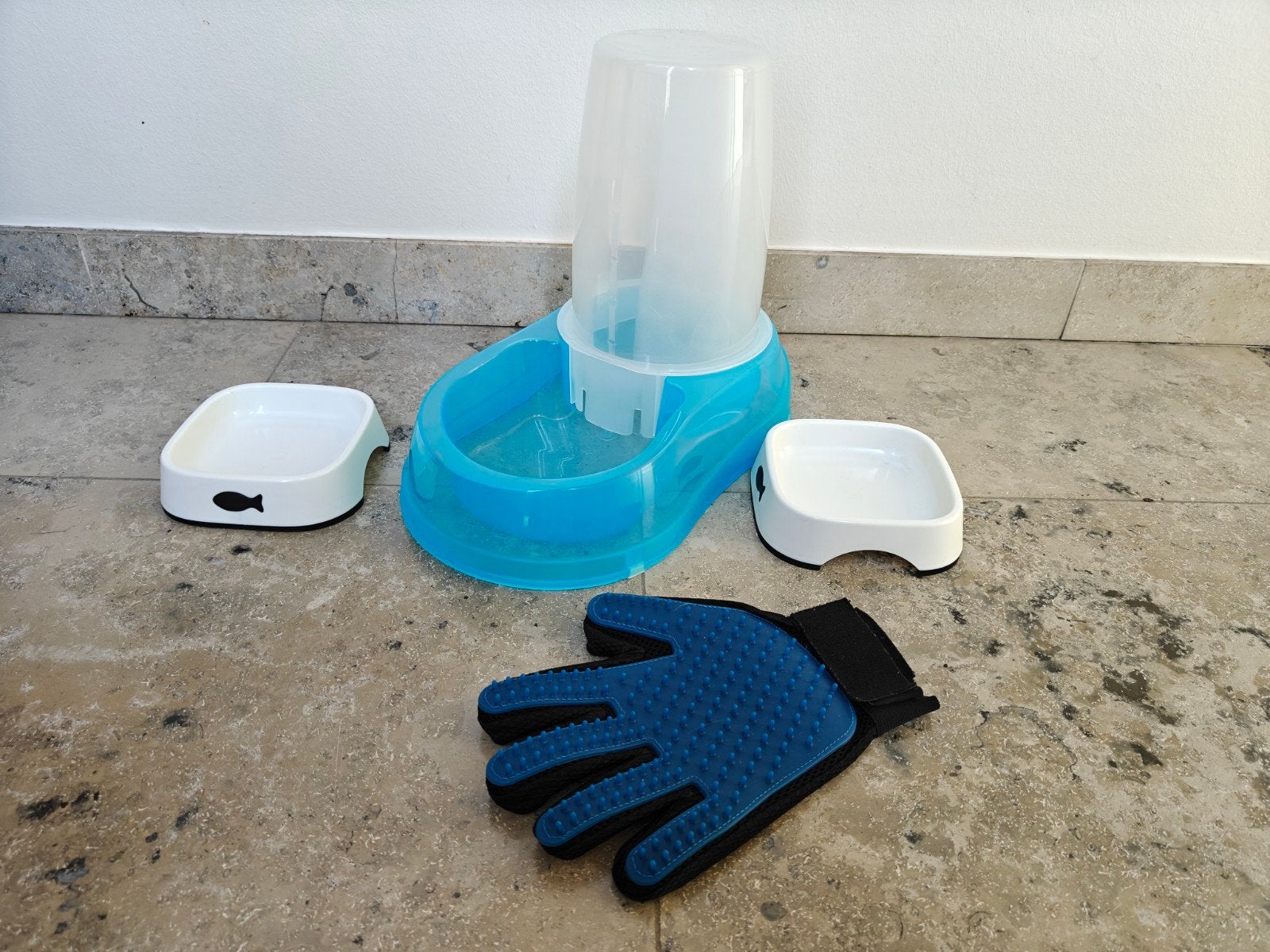 réservoir d'eau, gamelles de nourriture et gants de massage, Enlèvement, Comme neuf