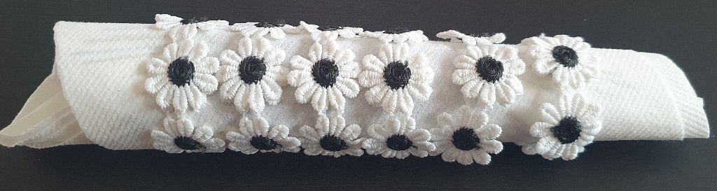 6 servetringen(handgemaakt)met madeliefjesbloempjes in kant, Ophalen of Verzenden, Nieuw, Kant