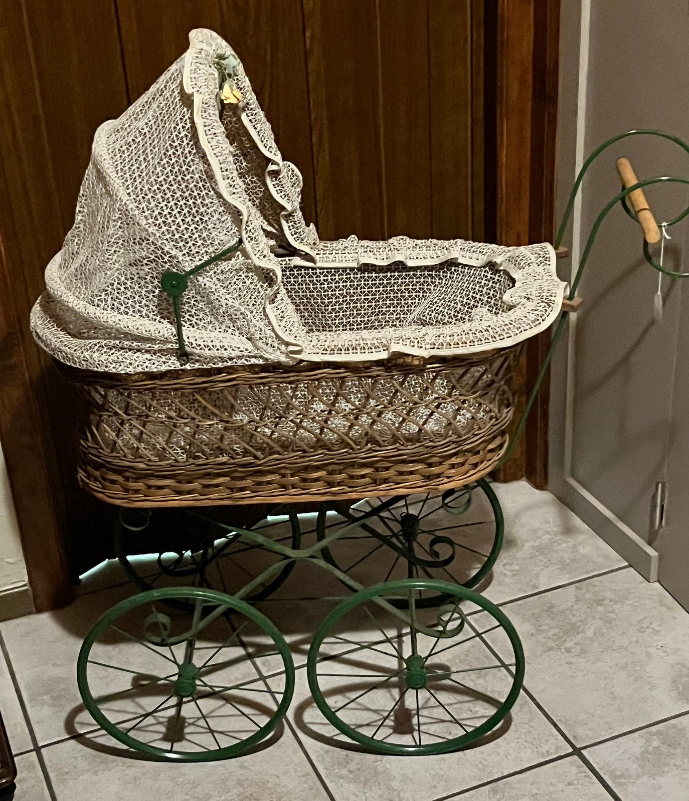 Poppenwagen antiek,ijzer en riet, L:68 cm incl handvat, Ophalen