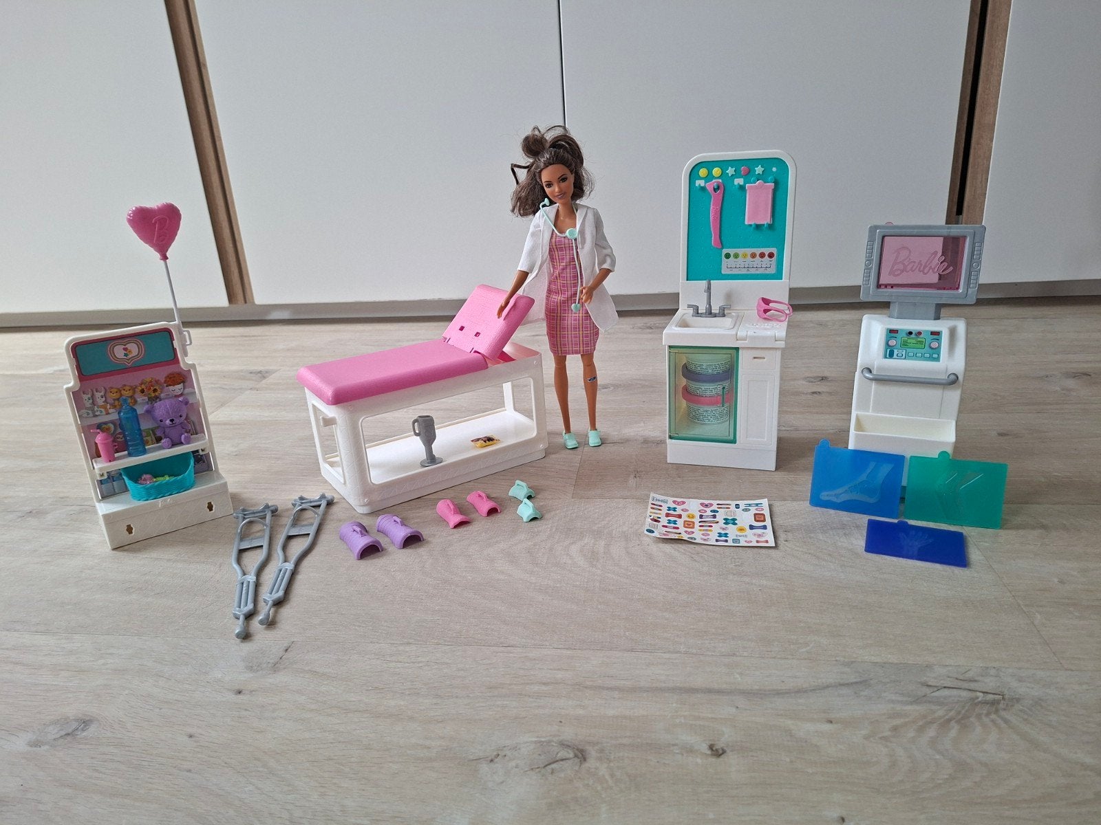 Barbie snelgipskliniek, Enlèvement, Utilisé, Barbie