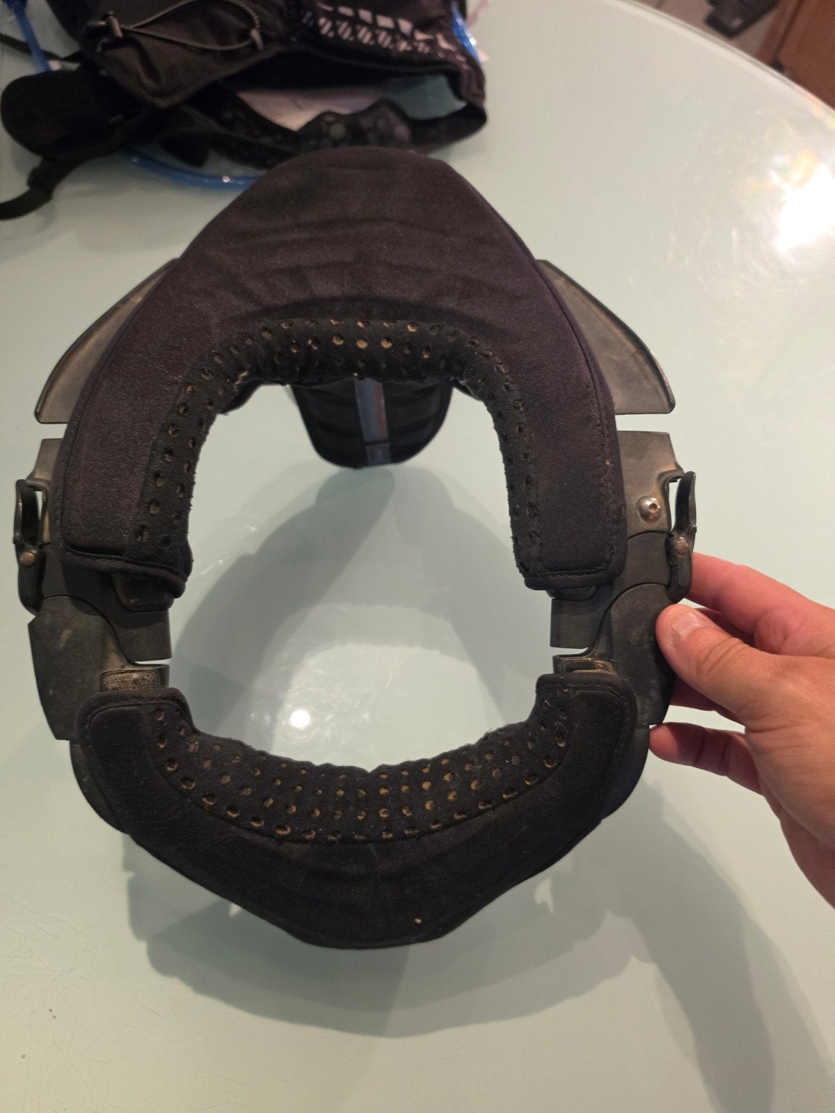 neckbrace, Ophalen