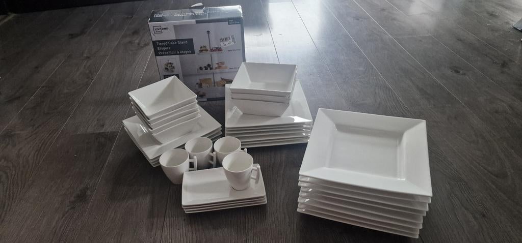 een set vierkante borden en een etagère voor een taart, Ophalen