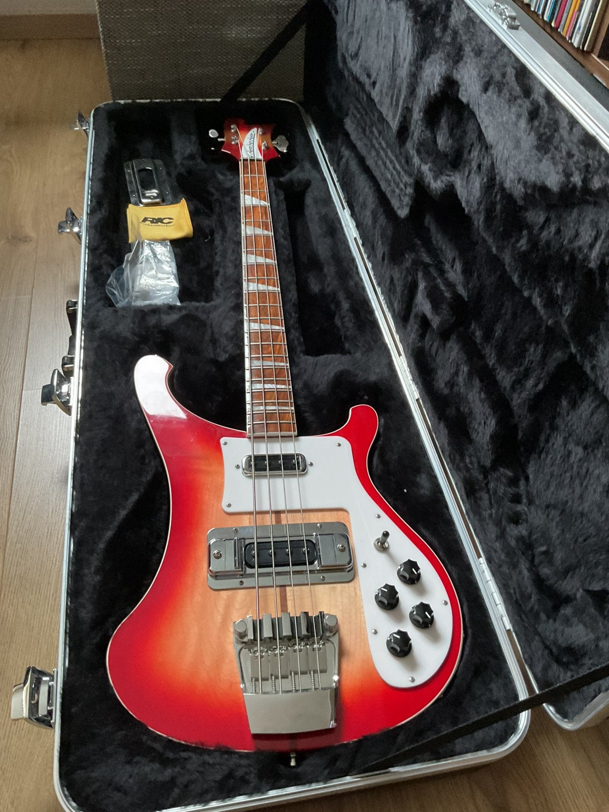 Rickenbacker 4003 (2025), Musique & Instruments, Instruments à corde | Guitares | Basses, Enlèvement, Comme neuf