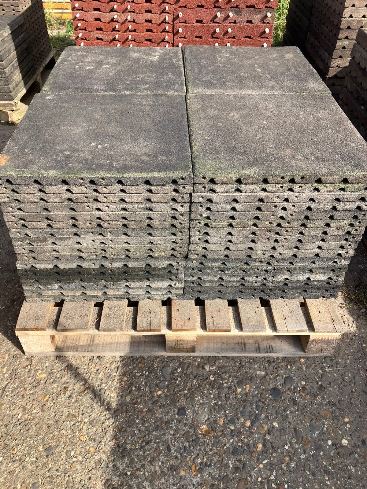 64 vochtdoorlatende rubberen tegels 50x50x3cm