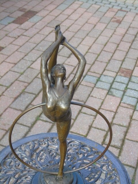 une ballerine a l anneau en bronze signé, MILO ., Enlèvement ou Envoi, Bronze