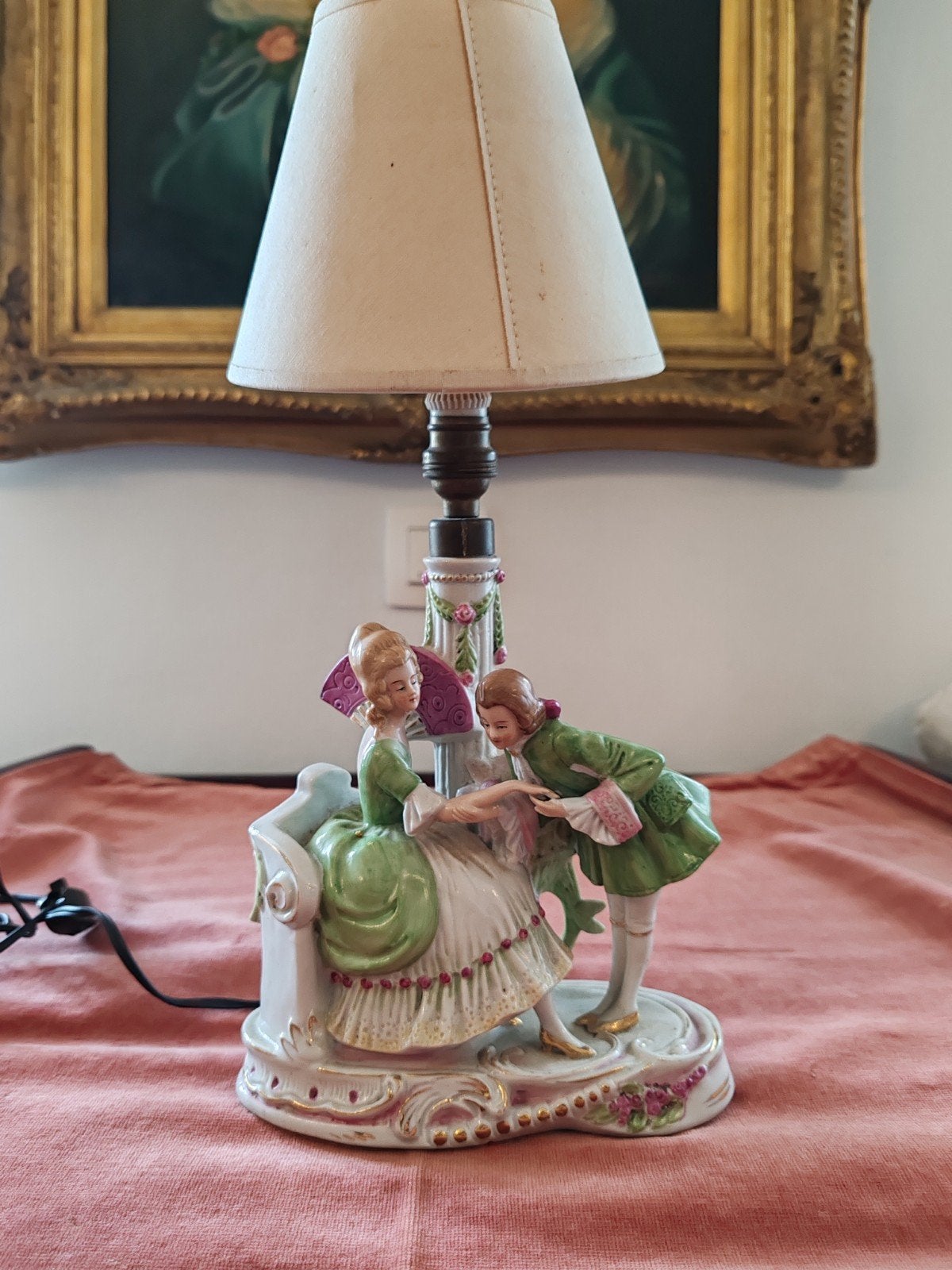 porseleinen tafellamp met een romantisch koppel., Antiquités & Art, Enlèvement