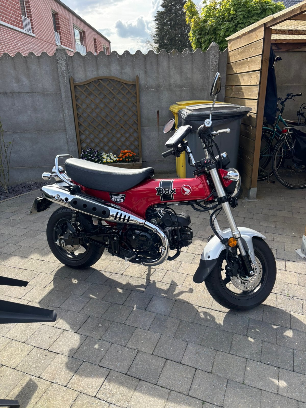 Honda dax st125 van 2024 met slechts 1280km in nieuwstaat, Fietsen en Brommers, Ophalen, Zo goed als nieuw