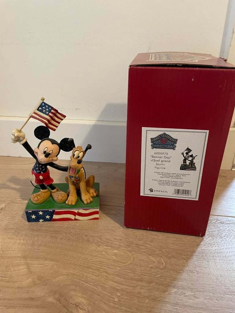 Disney traditions jim shore mickey pluto banner day, Ophalen of Verzenden, Mickey Mouse, Zo goed als nieuw