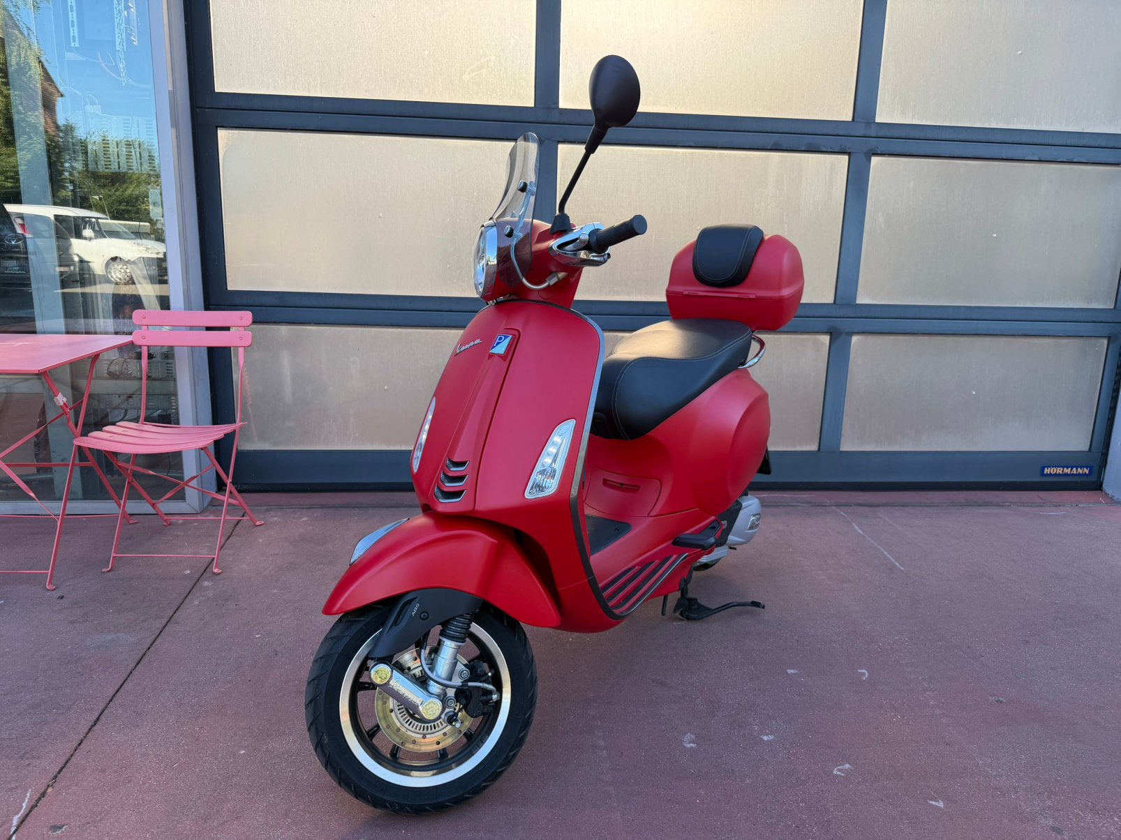 Vespa primavera S 125cc mat rood virtueel display, Fietsen en Brommers, Ophalen, Vespa S, 125 cc, Zo goed als nieuw