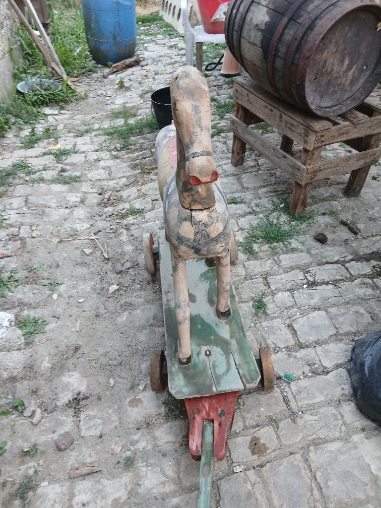 cheval en bois traîné très ancien, Ophalen