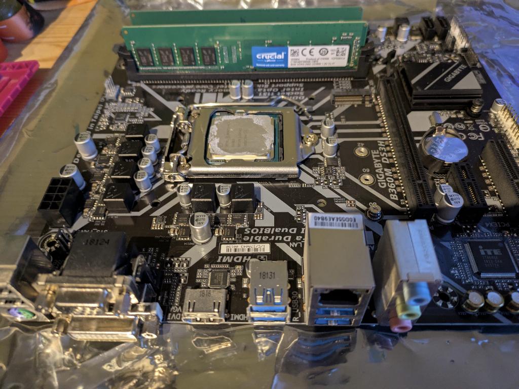 Gigabyte MB B360M DS3H + Intel G5600, Informatique & Logiciels, Cartes mères, Mini-ATX, Enlèvement ou Envoi, LGA 1151, DDR4