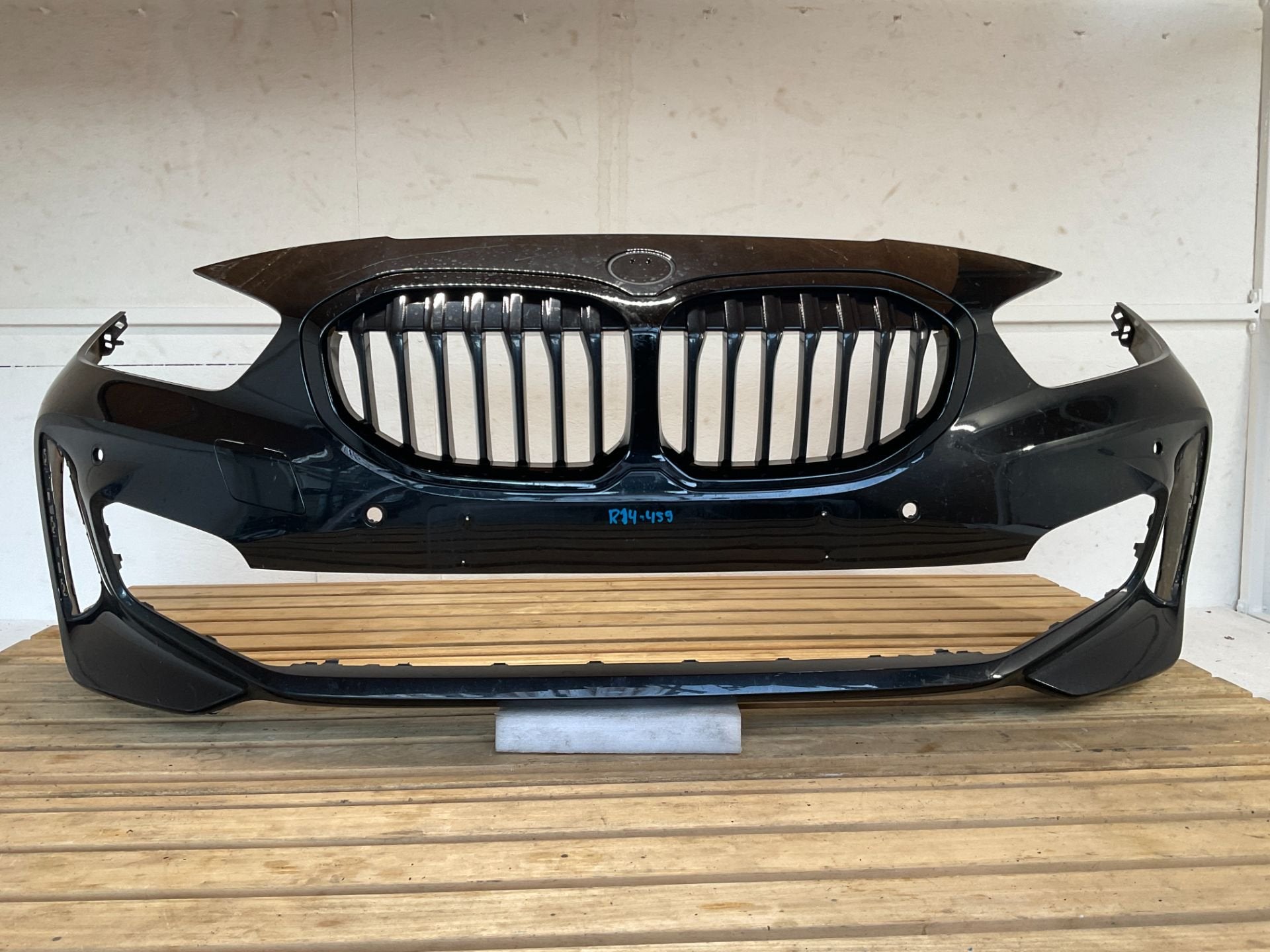 Pare-chocs avant BMW S rie 1 F40 Pack M, calandre 6xPDC R14-, Petuelring 130
80788  Munich, DE, Pare-chocs, Info@bmw.de, Utilisé