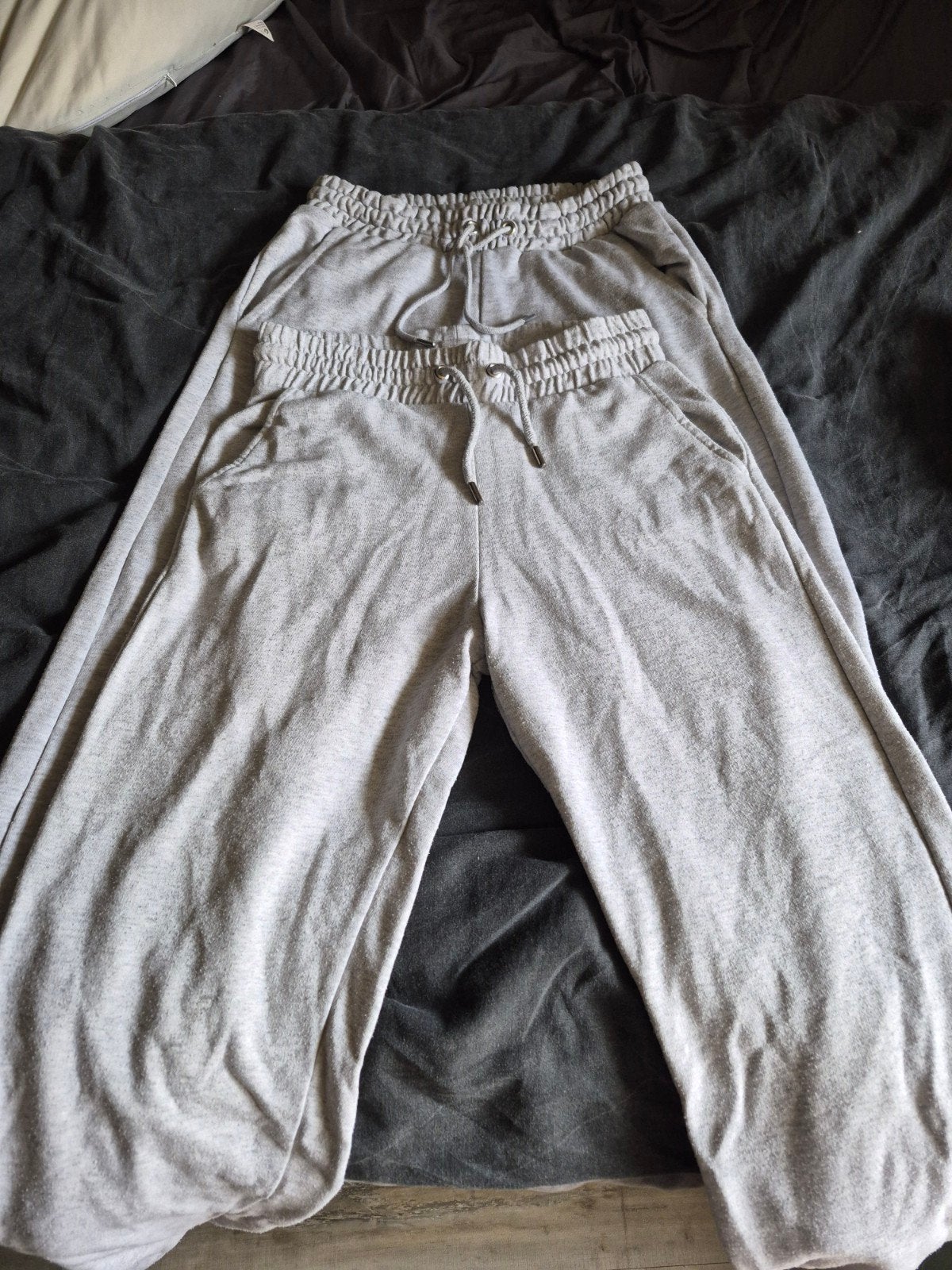 2x lichtgrijze joggingbroek Stradivarius, Kleding | Dames, Broeken en Pantalons, Ophalen, Maat 34 (XS) of kleiner