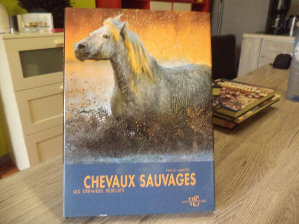 av 1 livre chevaux sauvages 3.00 euro, Enlèvement ou Envoi, Comme neuf