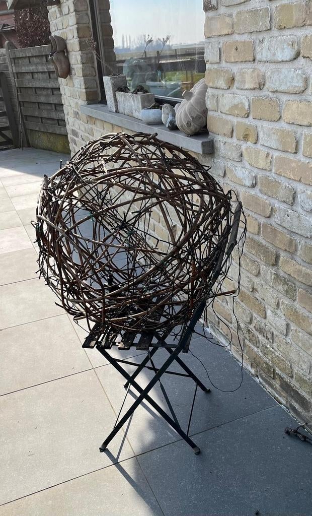 Wilgen bol op bistro stoel, Ophalen