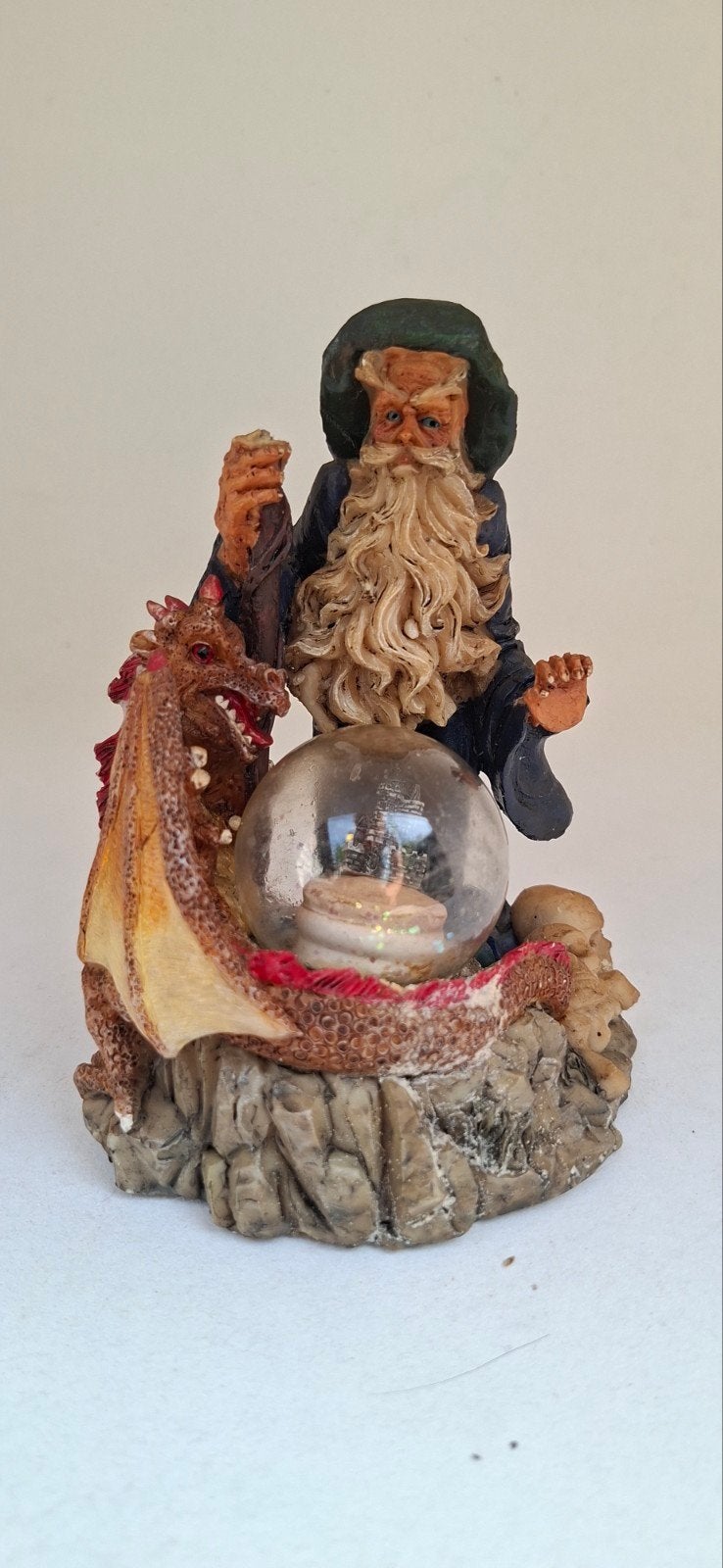 Vintage fantasy beeldje / sneeuwbol - Tovenaar met draak, Ophalen of Verzenden, Gebruikt, Fantasy