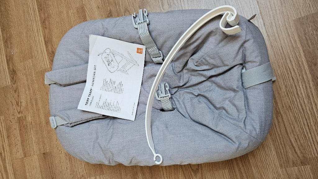Stokke Tripp Trapp Newbornset grijs + boog + 2 hoezen, Ophalen, Zo goed als nieuw, Meegroeistoel, Gordel(s)