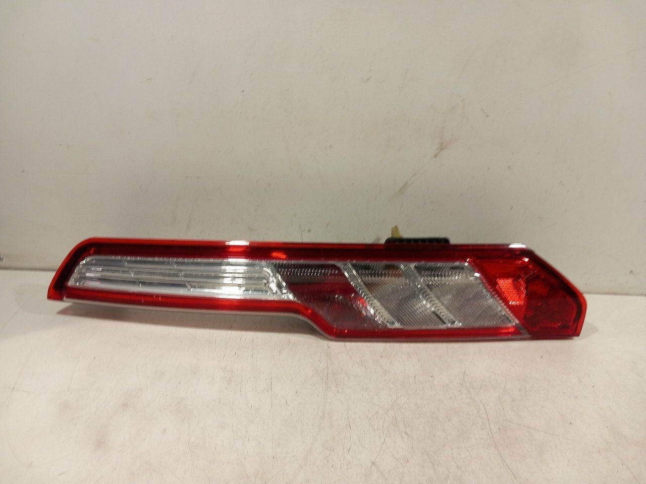 Achterlicht carrosserie rechts Ford Transit, Onderdelen@venauto.nl, Van der Ven Autorecycling B.V., Ettenseweg 76, 4706 PB Roosendaal, The Netherlands