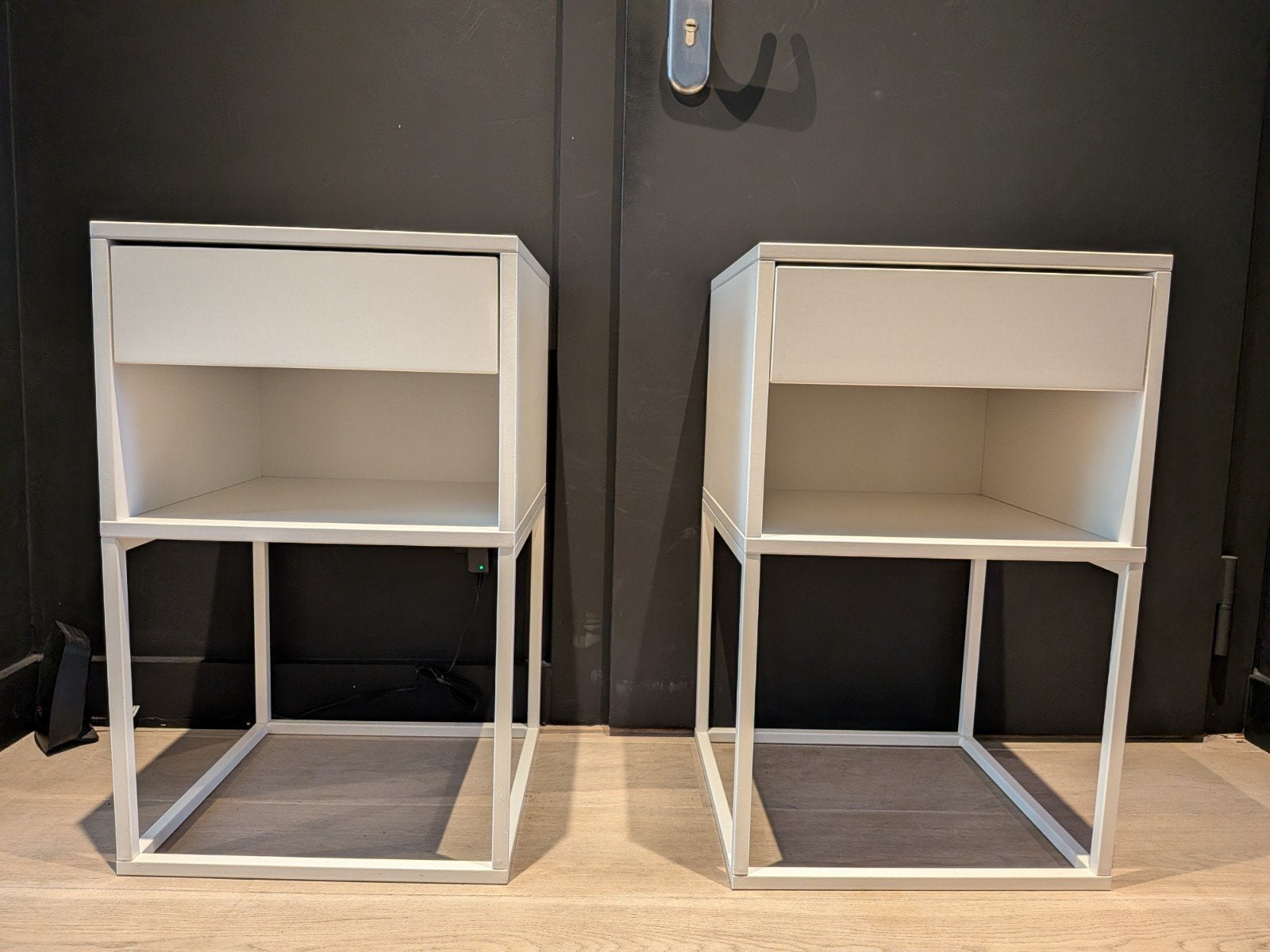 Table de chevet Ikea, modèle VIKHAMMER, Enlèvement, Comme neuf