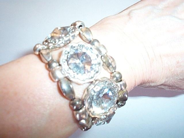 Prachtige Monet armband met heldere kristalstenen, Handtassen en Accessoires, Ophalen of Verzenden, Zo goed als nieuw, Zilver