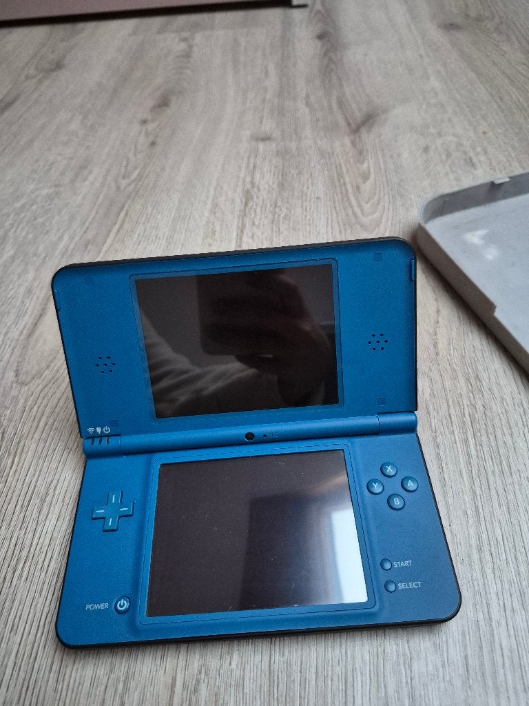 Nintendo DSi XL - Metallic Blue – Goede staat (zonder lader), Games en Spelcomputers, Ophalen, Gebruikt, Blauw, Dsi