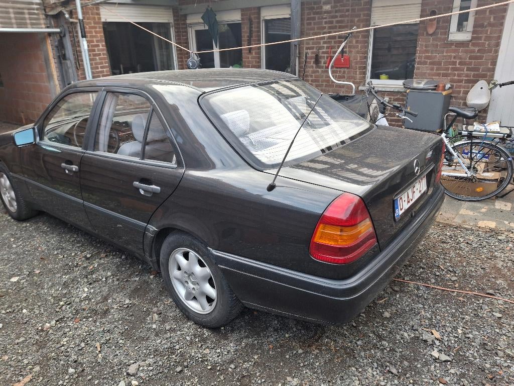 Mercedes c 180 1995 automaat, Auto's, Mercedes-Benz, 4 cilinders, Zwart, Berline, Grijs