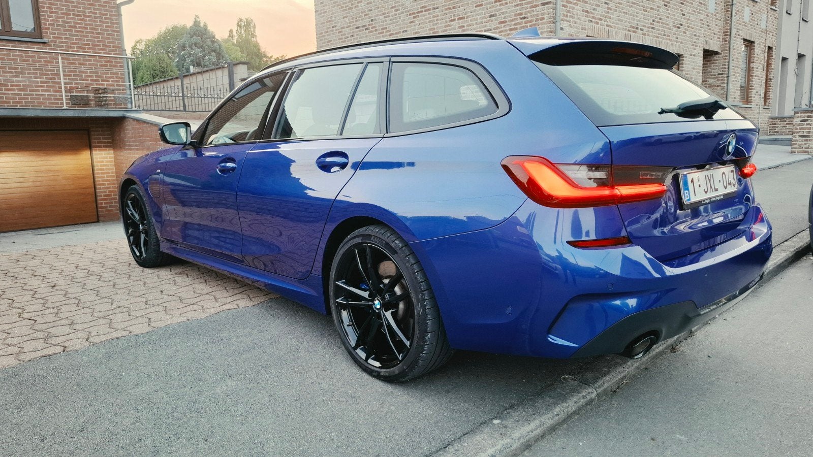 bmw 330e  hybride pack M sport / business / driving assist, Autos, Cuir et Alcantara, 1905 kg, Noir, Automatique