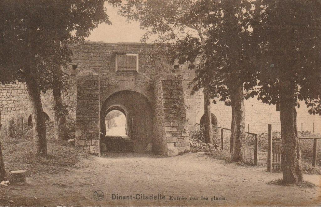 DINANT  MUSEE  ENTREE PAR LES GLACIS  CPA, Collections, Enlèvement ou Envoi, Avant 1920, Non affranchie, Namur