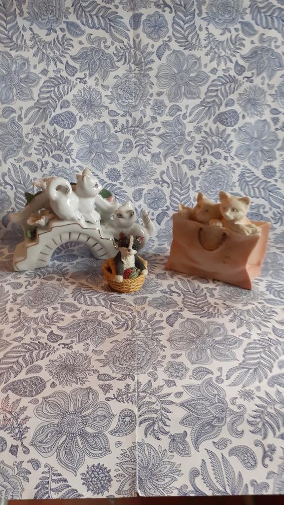 lot de 3 chats en faience et résine  (6), Enlèvement ou Envoi, Comme neuf, Animal