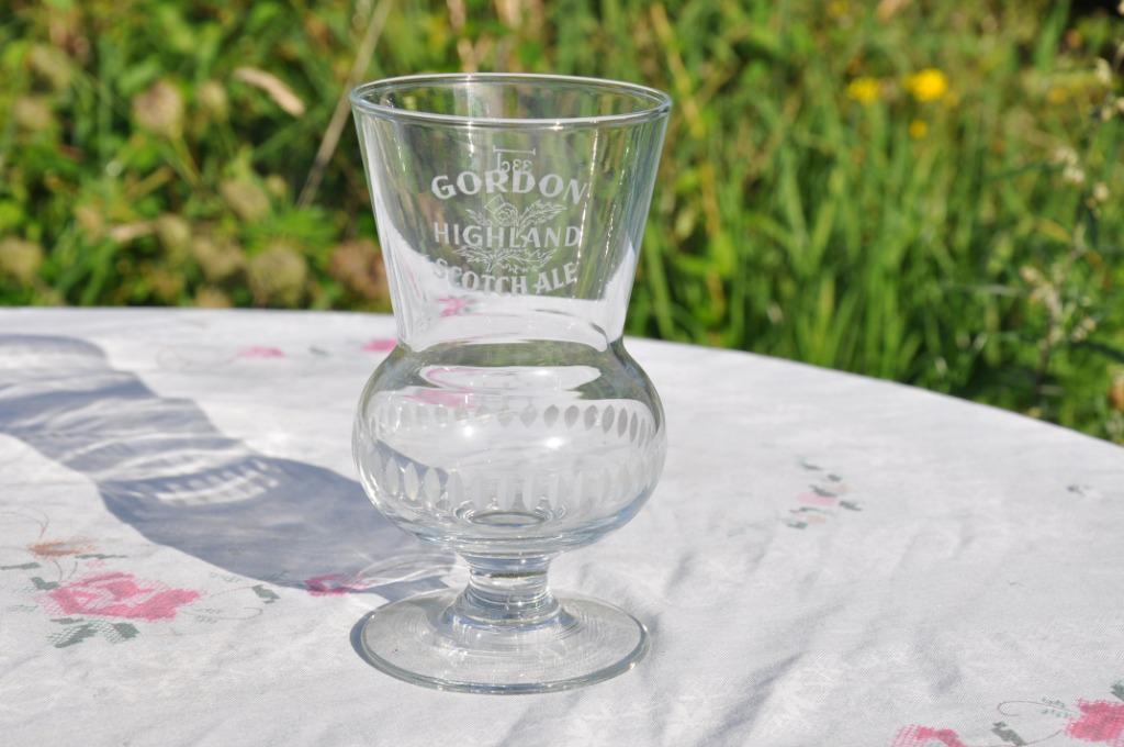 verre a biere sur pied gordon highand (1), Enlèvement ou Envoi, Comme neuf, Verre ou Verres, Autres marques