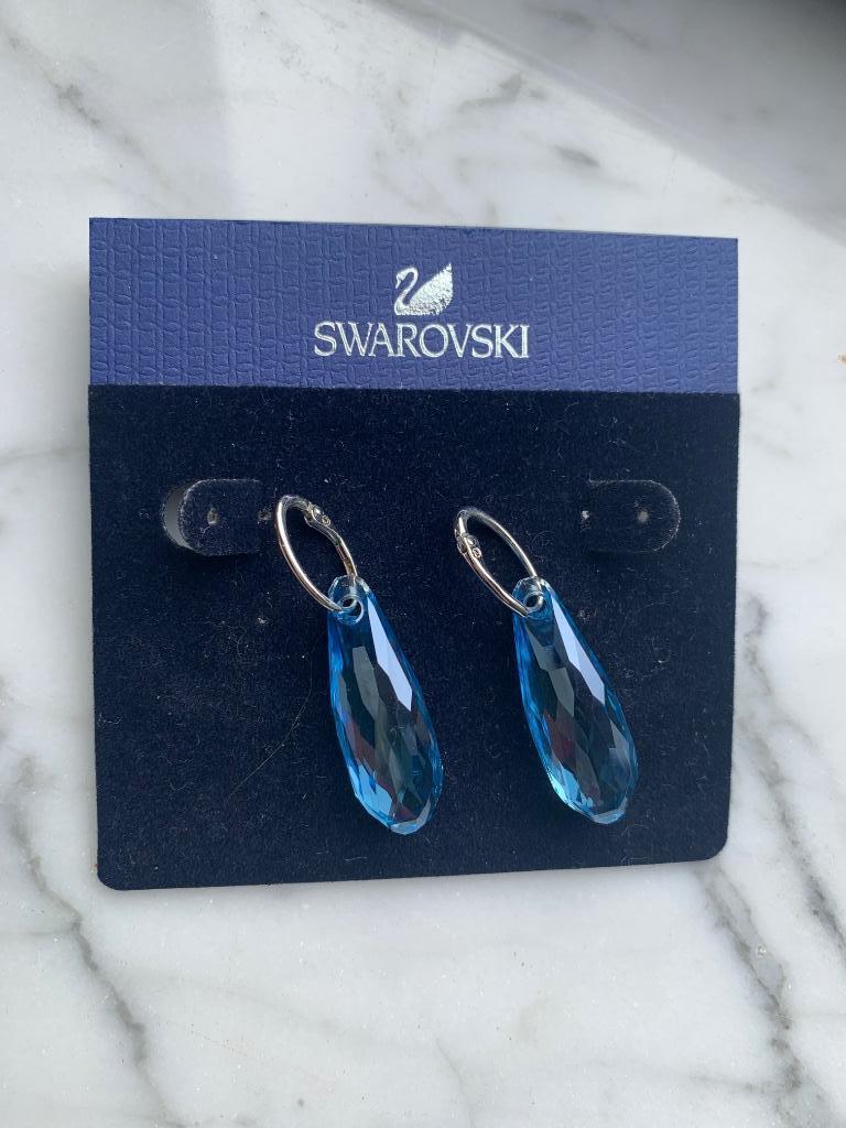 Oorbellen  Swarovski lichtblauw, Handtassen en Accessoires, Oorbellen, Ophalen of Verzenden, Zo goed als nieuw, Blauw, Glas