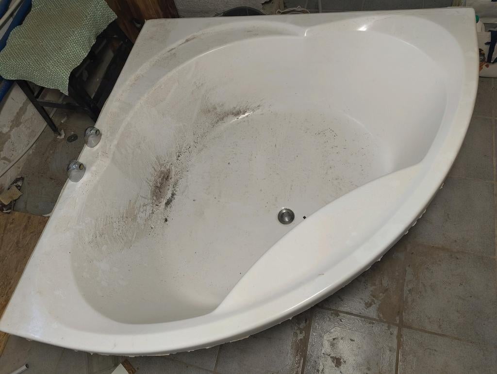 Grande baignoire d'angle, Enlèvement