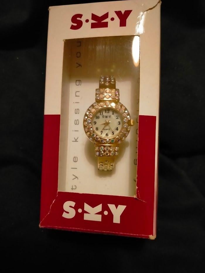 Armbandhorloge voor dames,bezet met gekleurde steentjes., Overige materialen, Nieuw, Ophalen of Verzenden, Goud