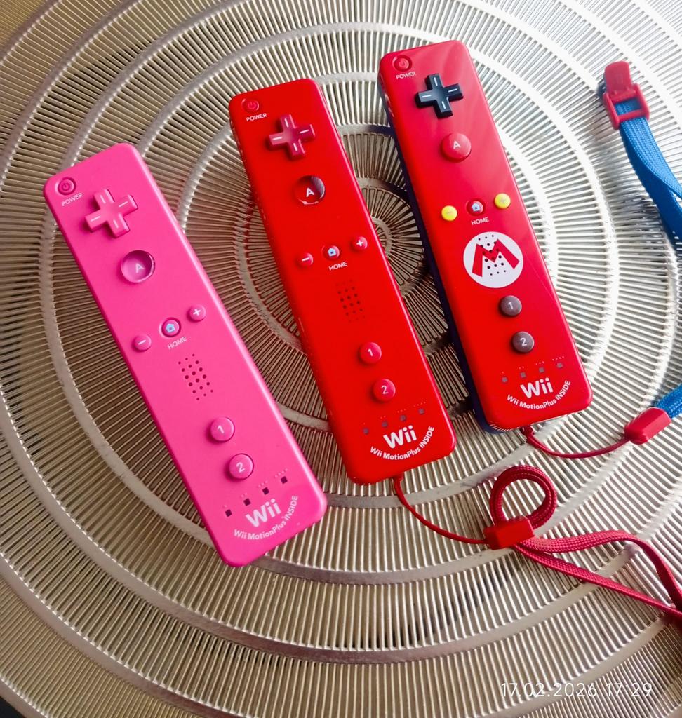 Diverse originele controllers Nintendo Wii Mario Rood Roze, Ophalen, Zo goed als nieuw, Wii