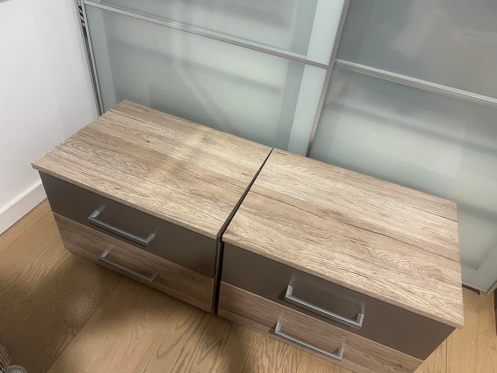 2 tables de chevet bois chaine, Maison & Meubles, Enlèvement, Utilisé, Bois, 45 à 65 cm