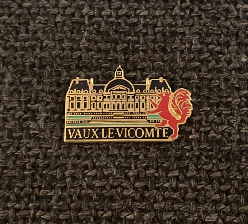 PIN - VAUX-LE-VICOMTE - CHATEAU - MAINCY - FRANCE  FRANKRIJK, Verzamelen, Verzenden, Gebruikt, Stad of Land, Speldje of Pin