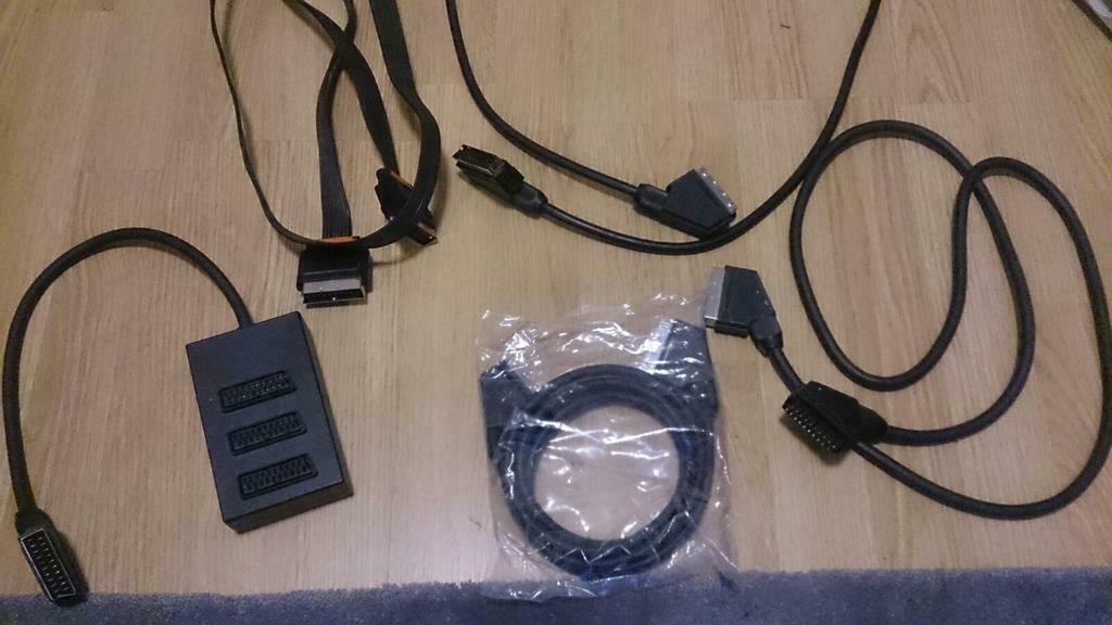 3 câbles scart + 1 prise multi scart, Enlèvement ou Envoi, Comme neuf