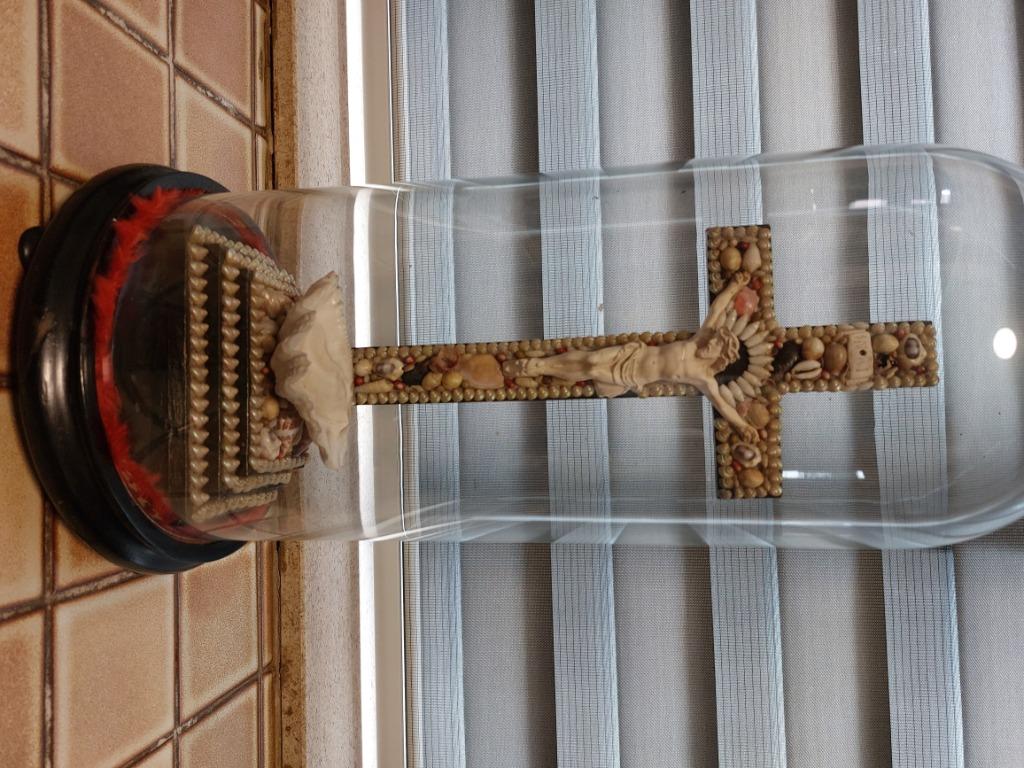 Beeld onder glazen stolp 50€, Antiek en Kunst, Antiek | Religieuze voorwerpen, Ophalen