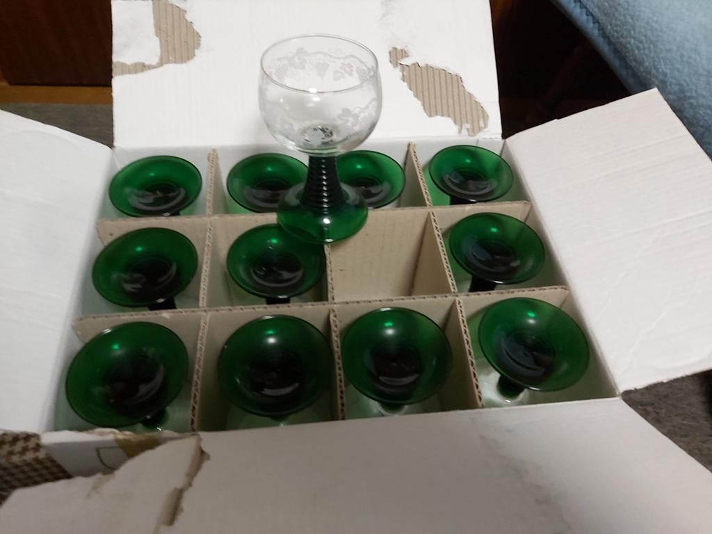 Wijnglazen Groene voet met druivenranken drinkglas, Enlèvement, Neuf