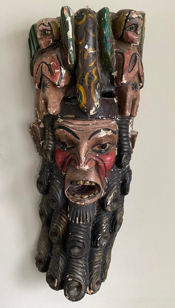 Masques, Enlèvement